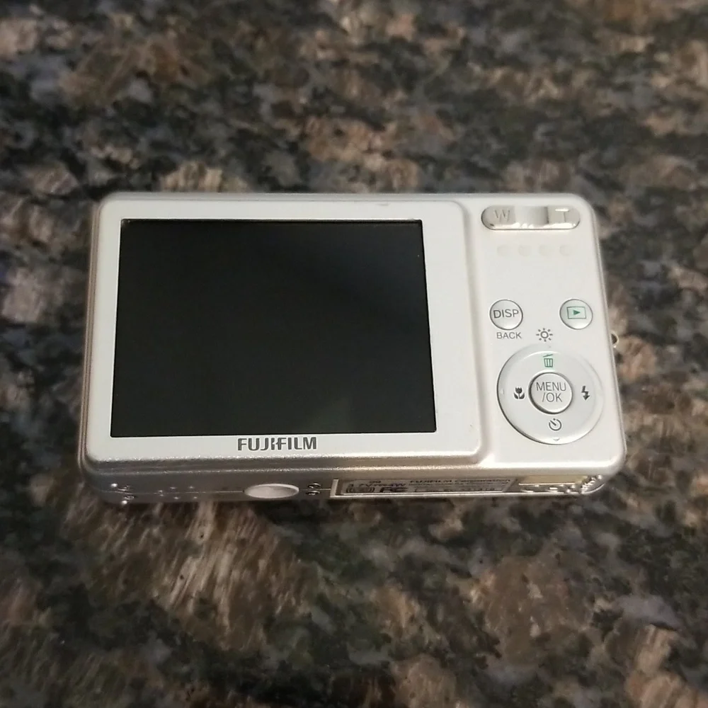 Fujifilm FinePix J10 Digital Camera - Picture 5 of 15